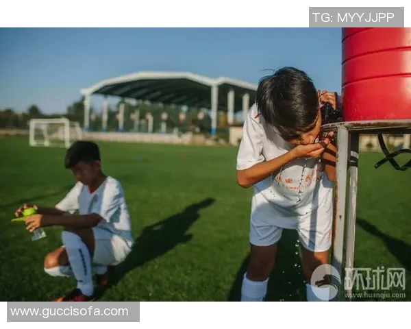当足球球星开始训练场欢乐不断笑声盖过哨声