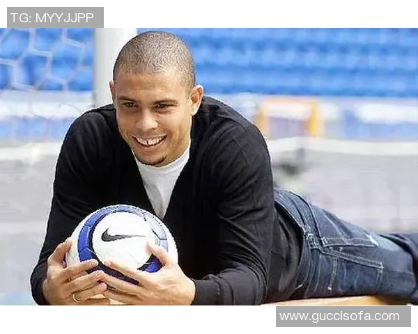 足球巨星亲临时尚秀场,展现球场外别样风采的卡通画风格作品 足球巨星亲临时尚秀场,展现球场外别样风采的卡通画风格作品